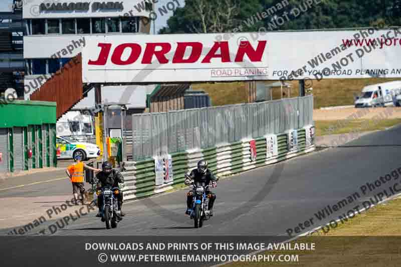 Vintage motorcycle club;eventdigitalimages;mallory park;mallory park trackday photographs;no limits trackdays;peter wileman photography;trackday digital images;trackday photos;vmcc festival 1000 bikes photographs